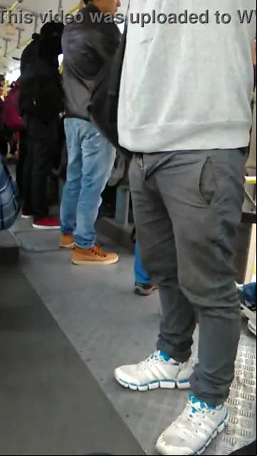 Cholito del corredor con la bragueta abierta